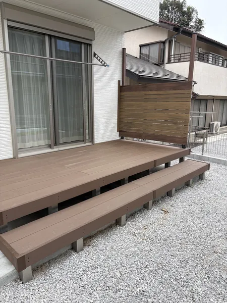 新築のお庭の樹脂デッキ取り付け