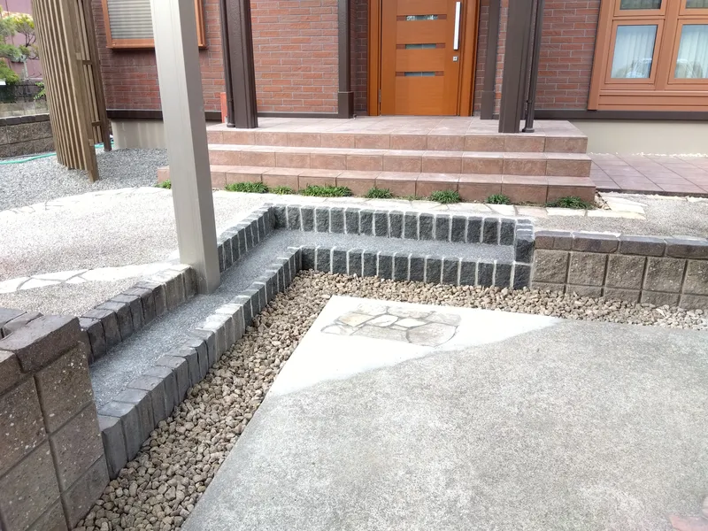 玄関前の階段も改修