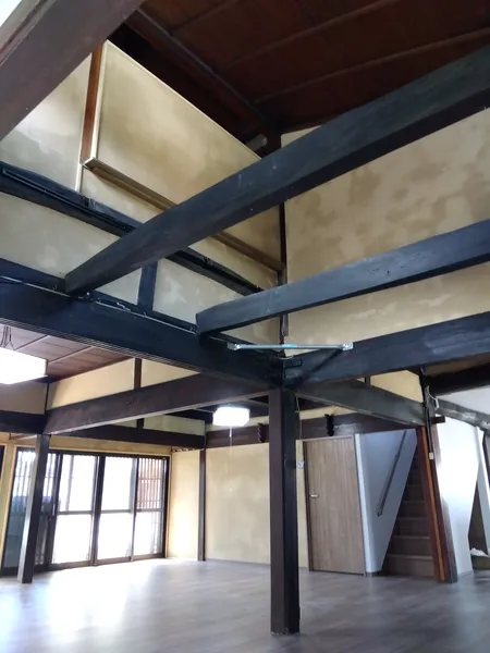 梁が見える部屋